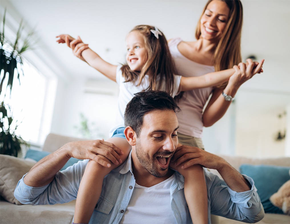 father with child on shoulders